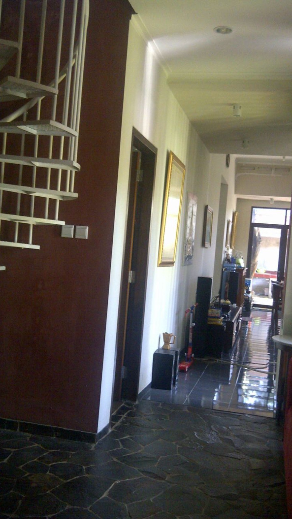 Rumah Dengan Halaman Cukup Luas Di Depok