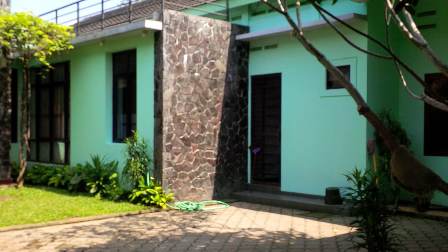 Rumah Dengan Halaman Cukup Luas Di Depok