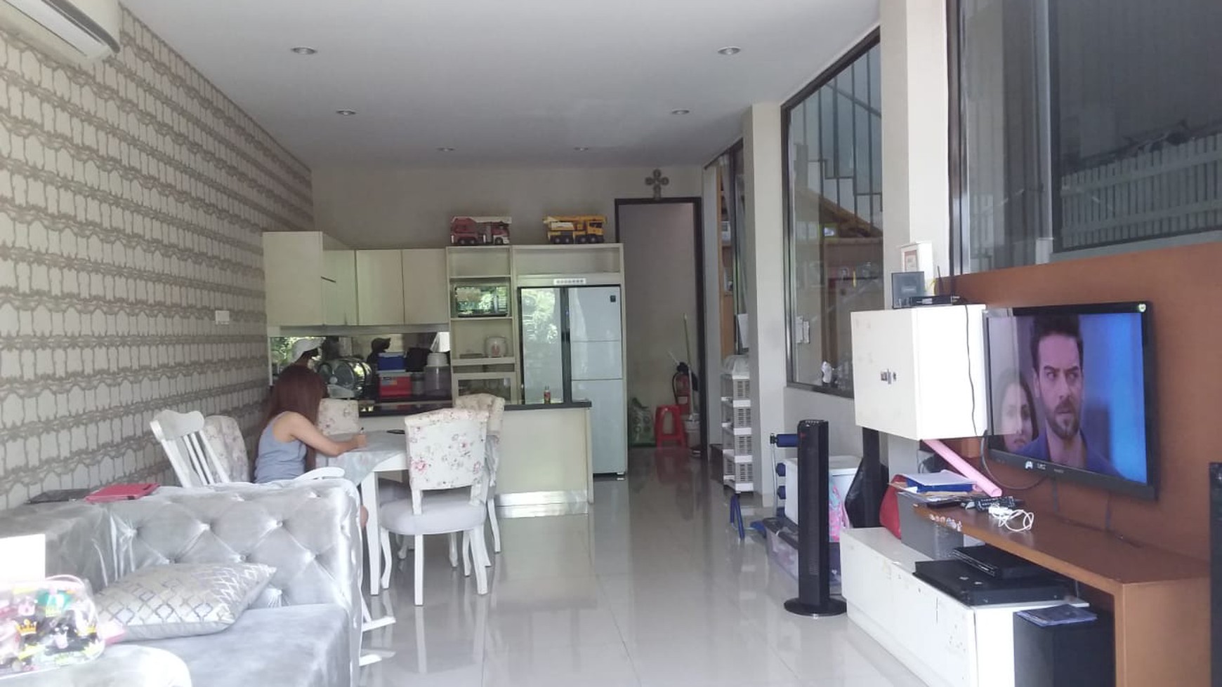 Rumah Artis dalam Kompleks Elite, Selangkah dari pintu TOLL