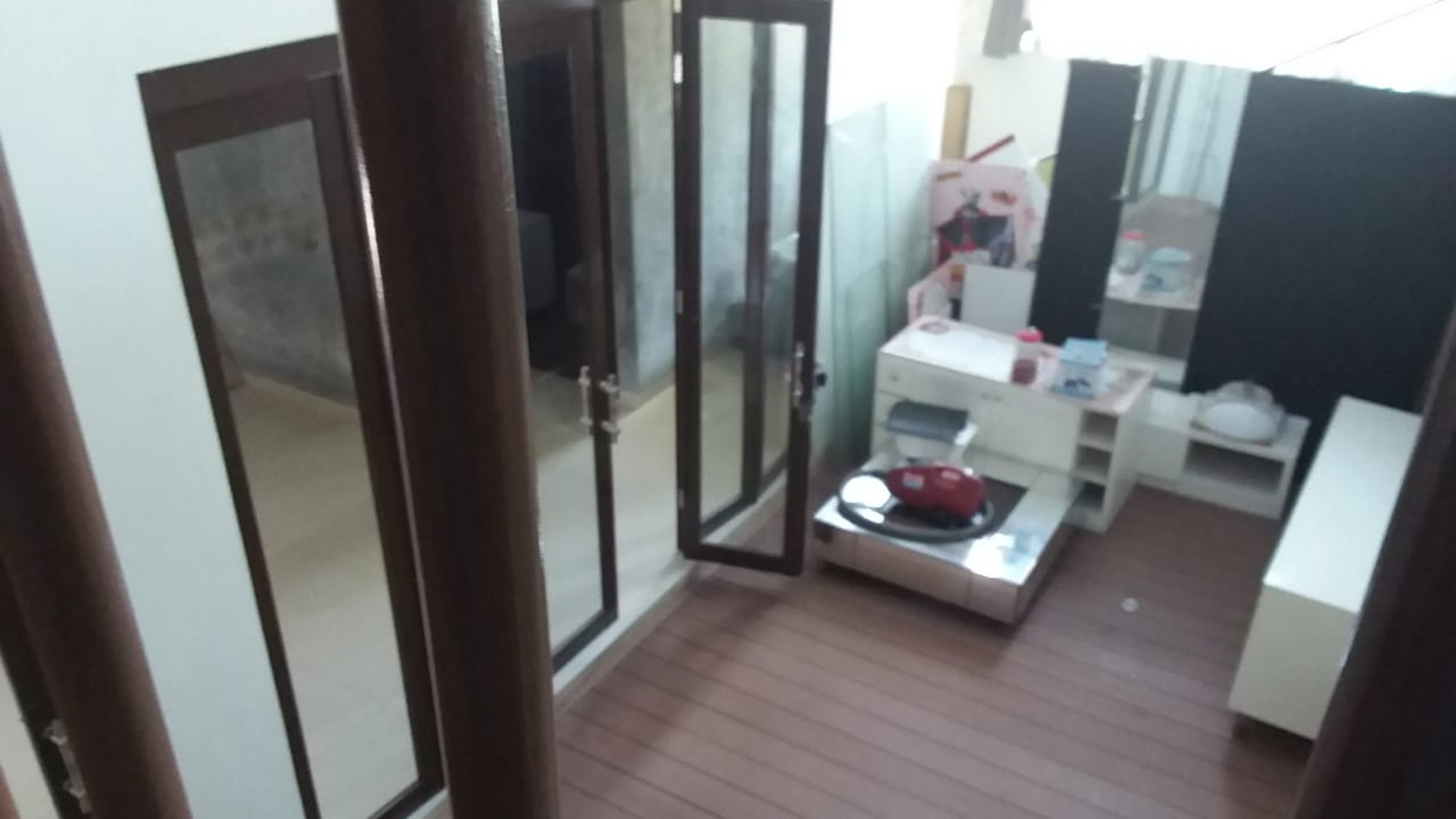 Rumah Artis dalam Kompleks Elite, Selangkah dari pintu TOLL