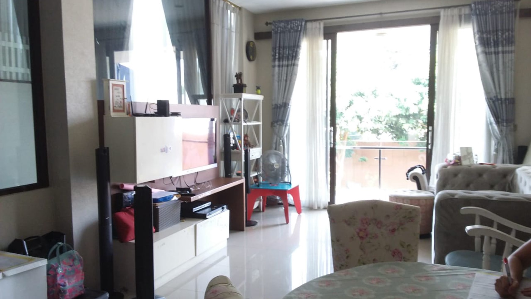 Rumah Artis dalam Kompleks Elite, Selangkah dari pintu TOLL
