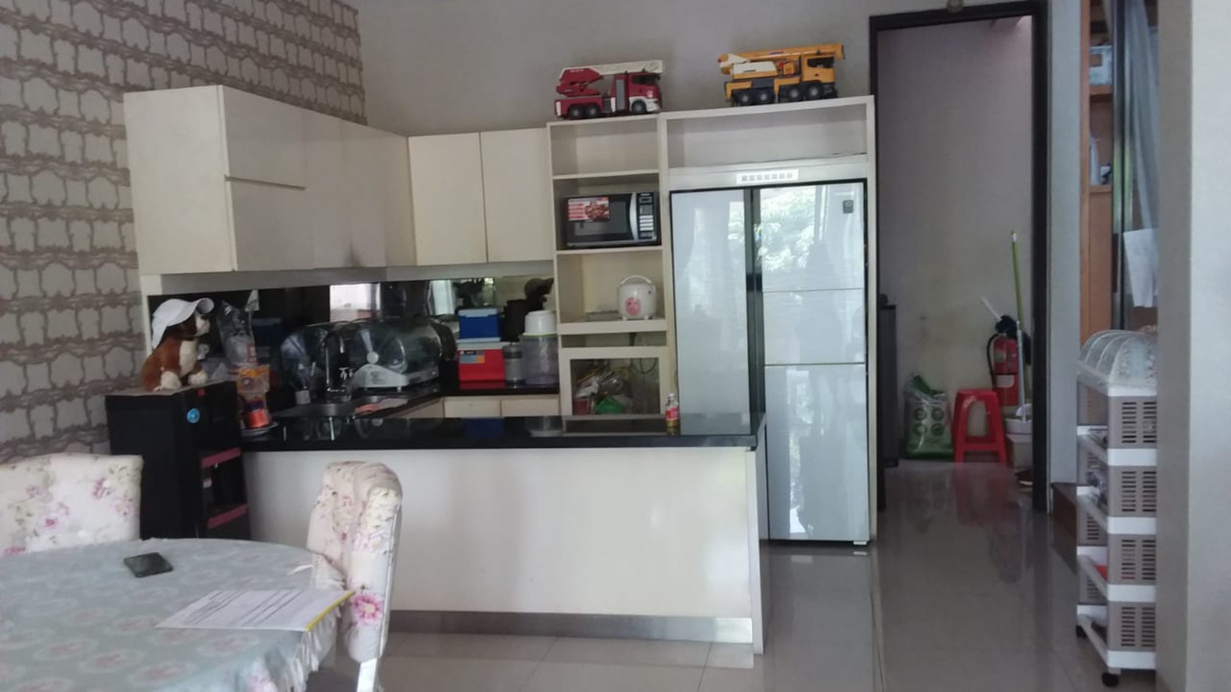 Rumah Artis dalam Kompleks Elite, Selangkah dari pintu TOLL