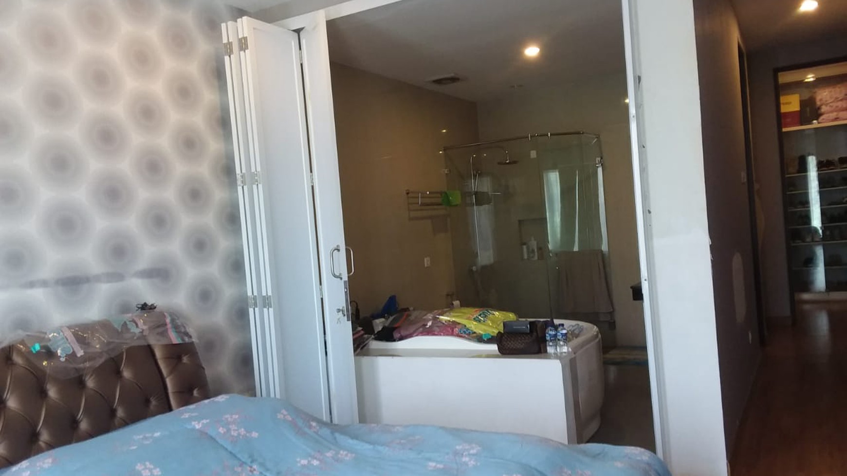 Rumah Artis dalam Kompleks Elite, Selangkah dari pintu TOLL