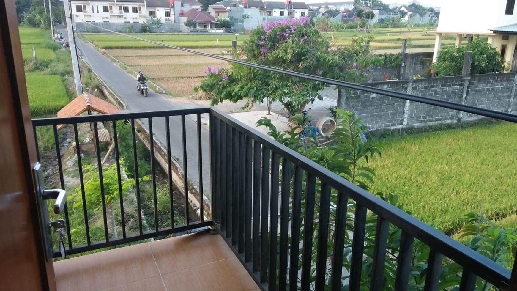 GUEST HOUSE PEMANDANGAN SAWAH,DEKAT AMBARUKMO PLAZA, BANDARA