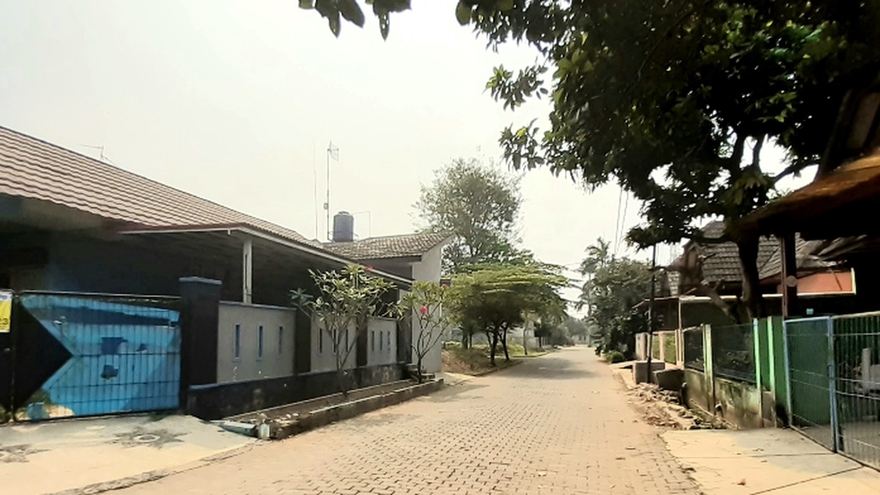 Rumah HOOK  luas 150m harga 1.1M nego sampai deal, di Bintaro Jarang Ada!!!