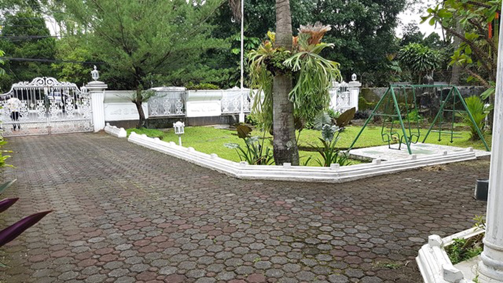 Rumah Mewah Lokasi Strategis di Jalan Pahlawan, Sukaluyu Bandung