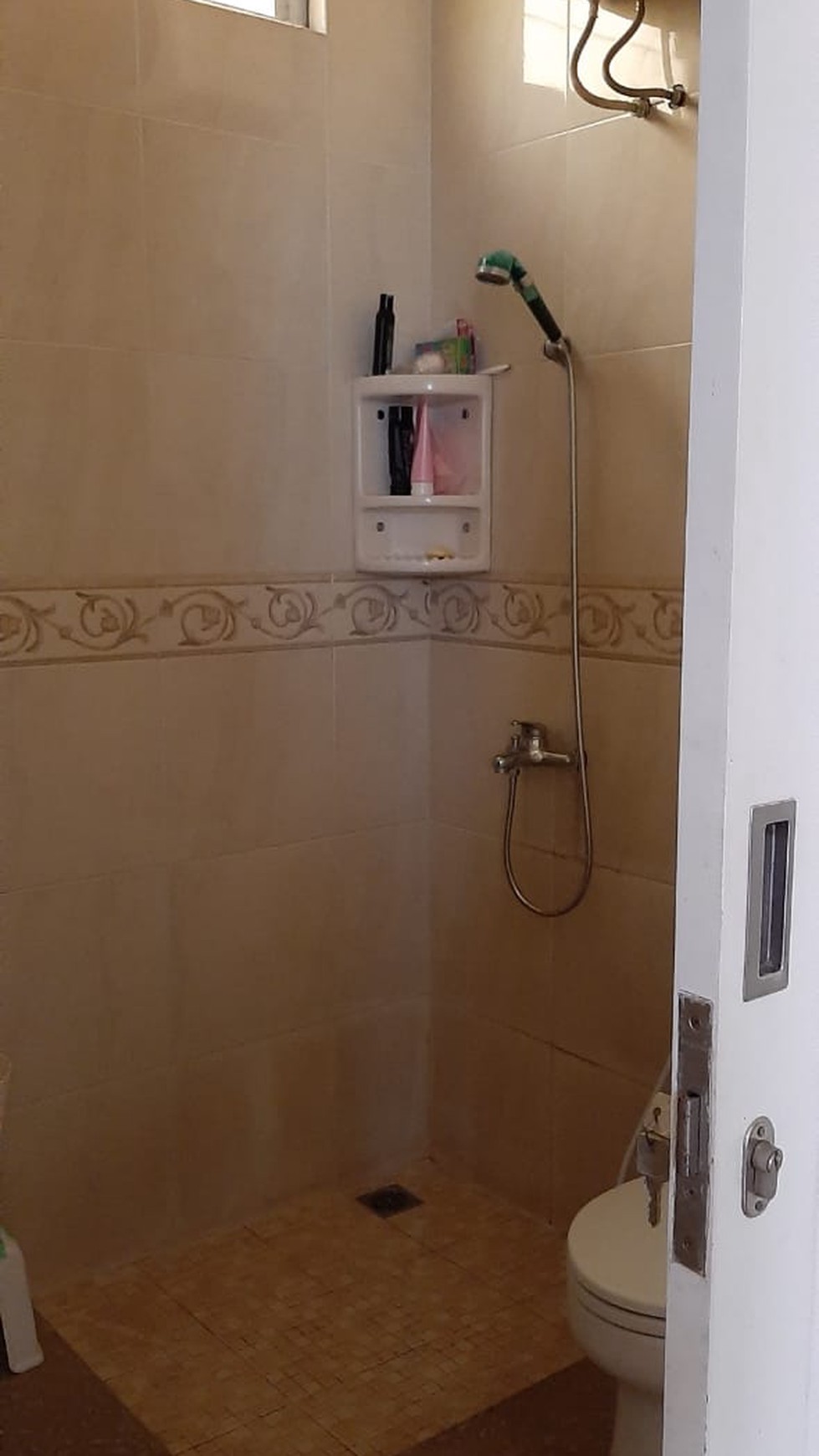 Rumah Siap Huni, Halaman Belakang Bagus, dan Hunian Nyaman @Bintaro