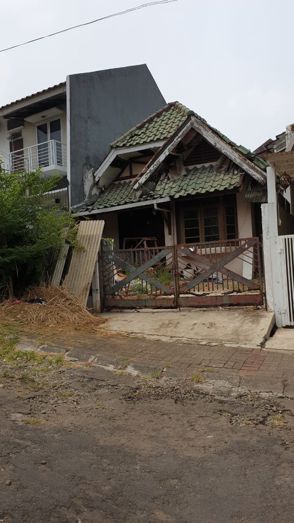 Jual Rumah Tua Hitung Tanah Puri Cinere....