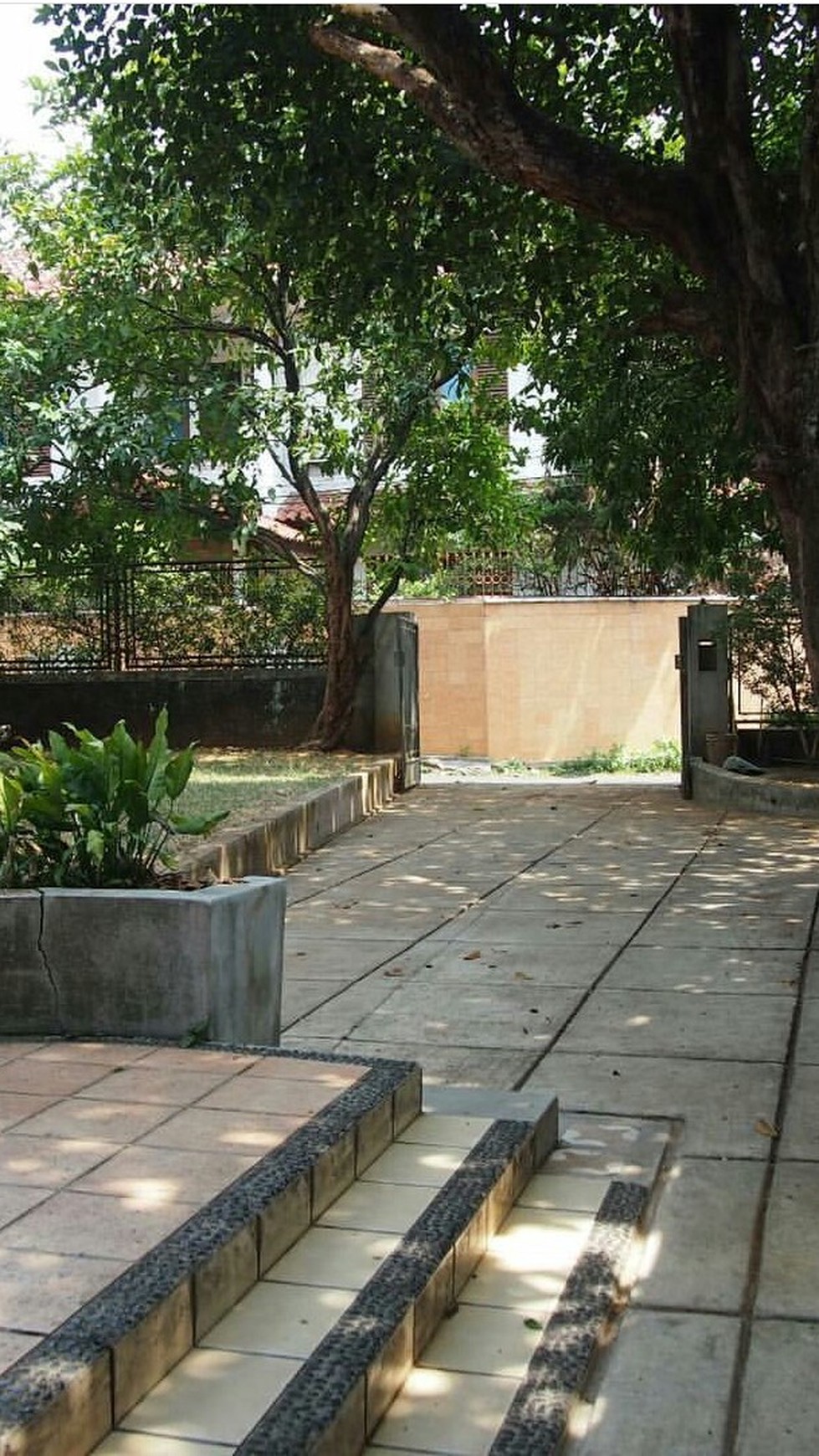 Rumah Siap Huni, Halaman Luas, dan Hunian Nyaman @Bintaro