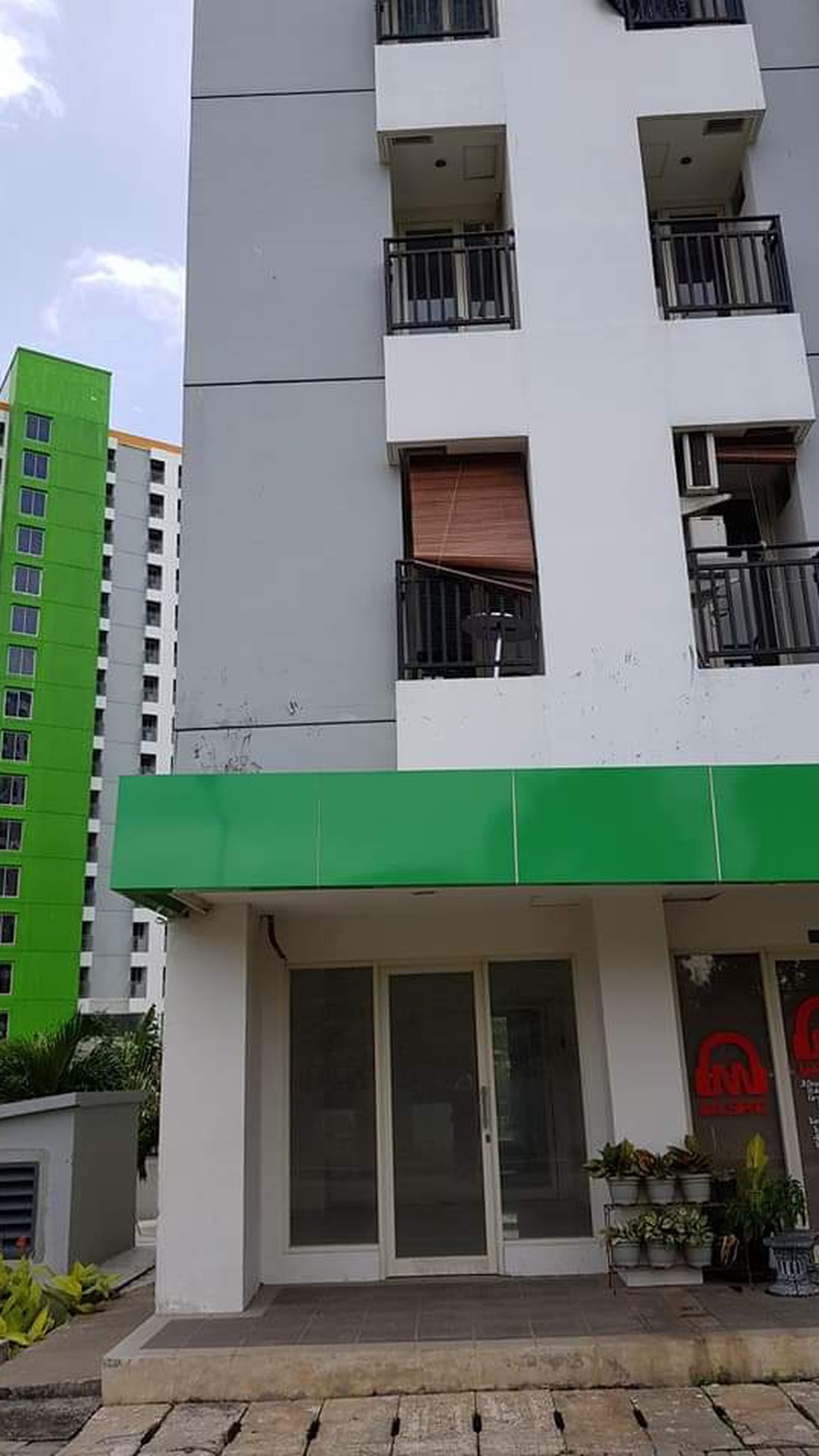 Kios Berada di Area Apartemen Green Lake View Ciputat