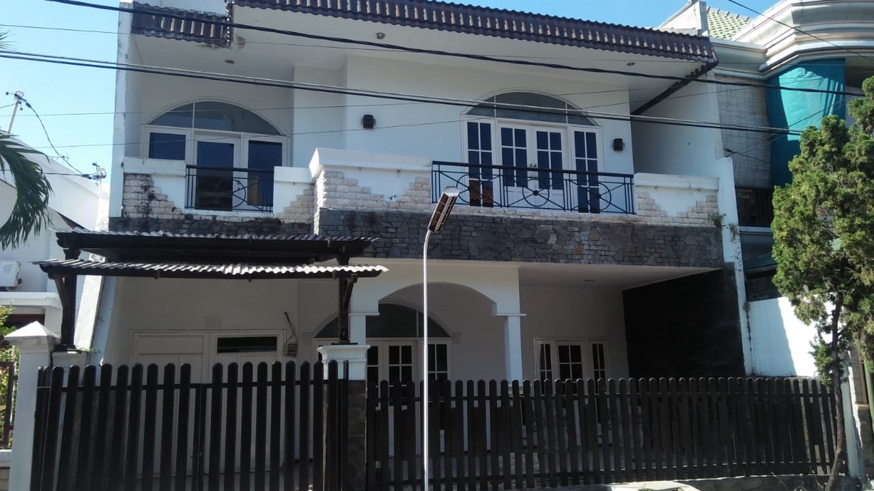 Rumah 2.5 lantai siap huni jalan manyar kertoardi