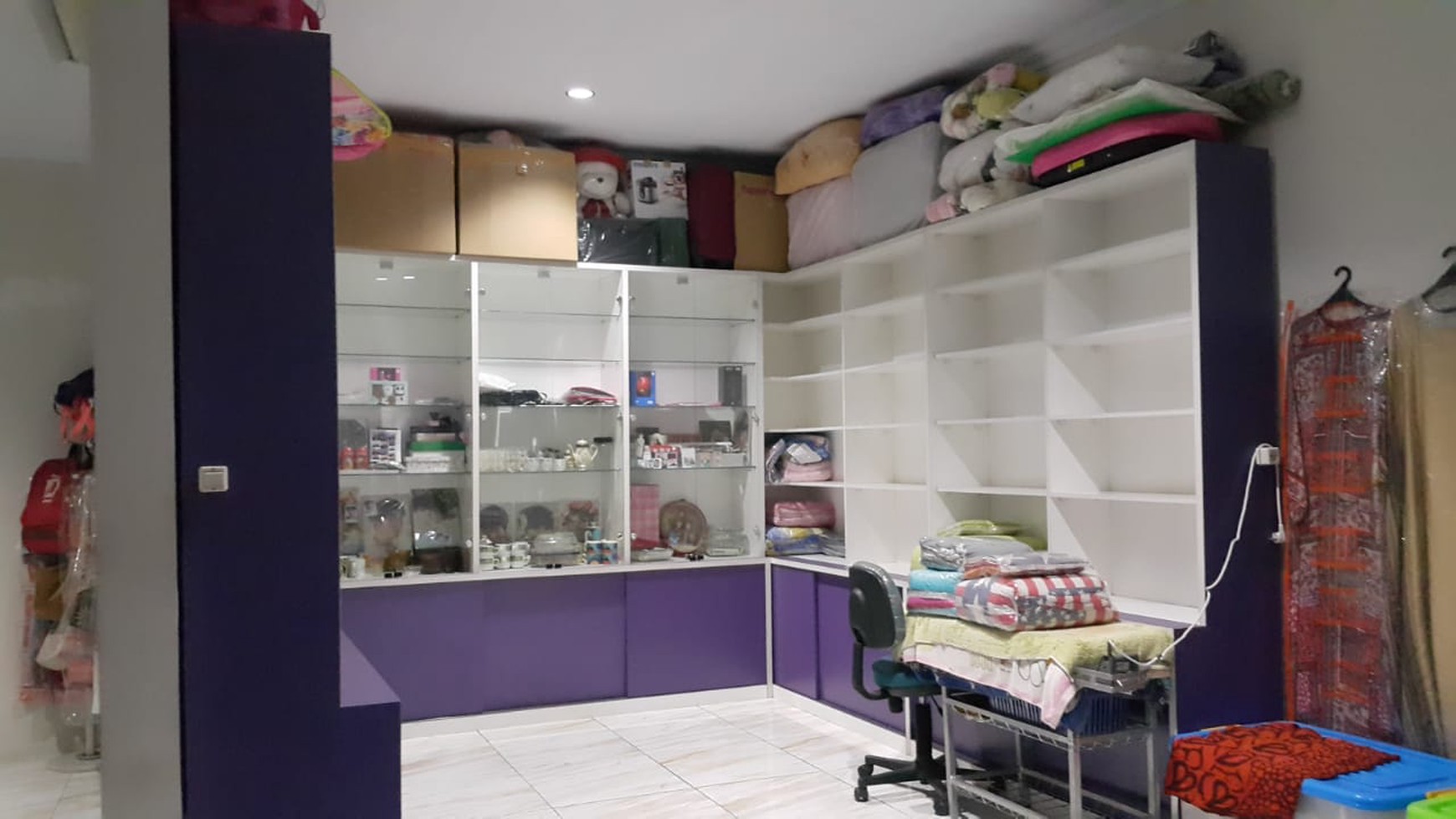 Rumah + Cafe di JL. Kisamau Pasar lama Tangerang