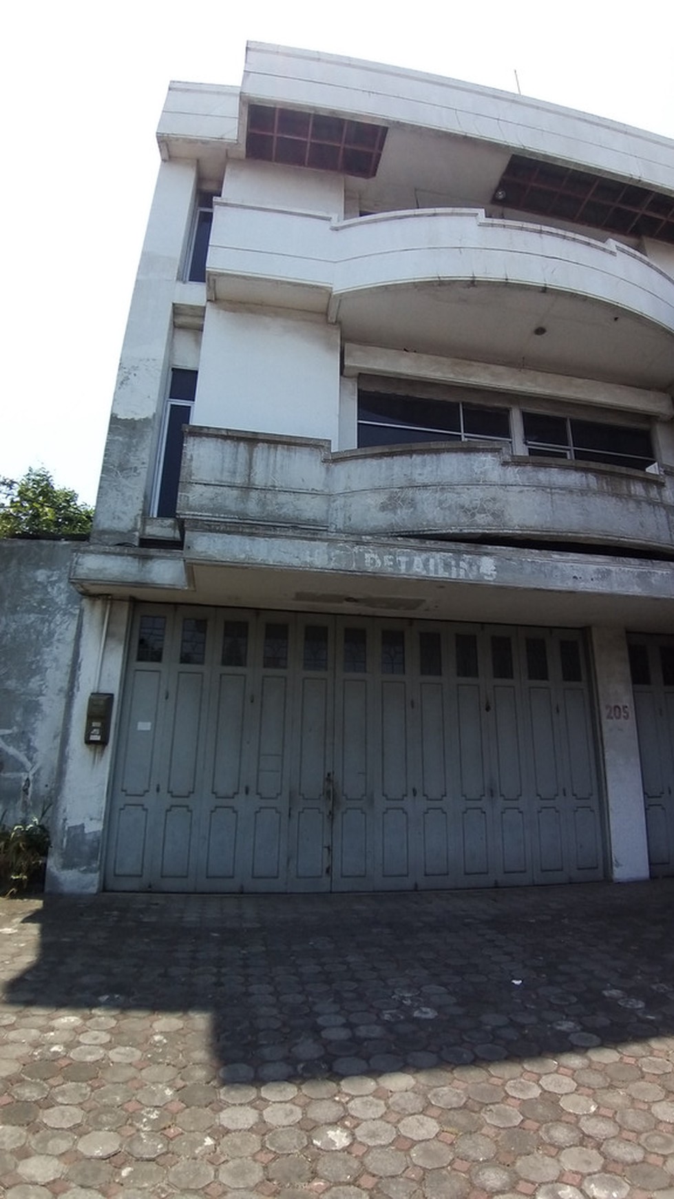 Ex Showroom di Main Road Kopo