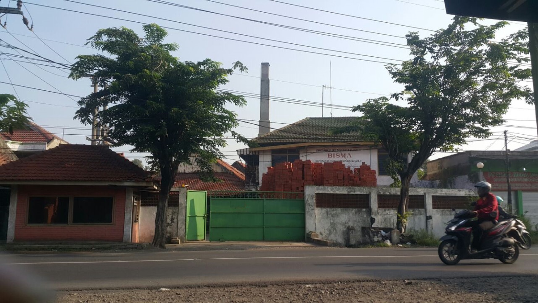 Gudang di jawasan bisnis Jalan Mastrip