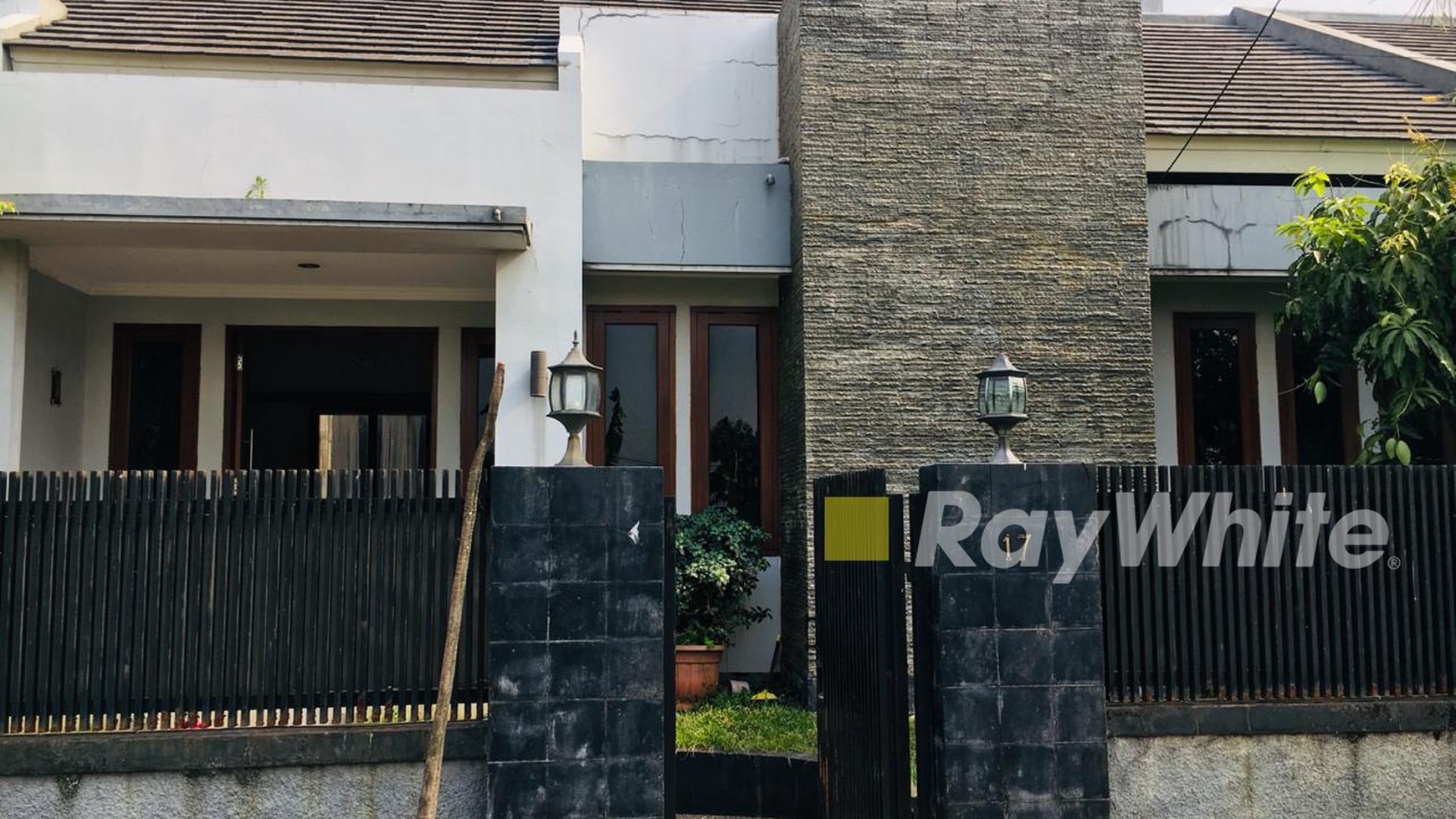 Rumah Bagus di Bukit Cirendeu dekat Stasiun MRT