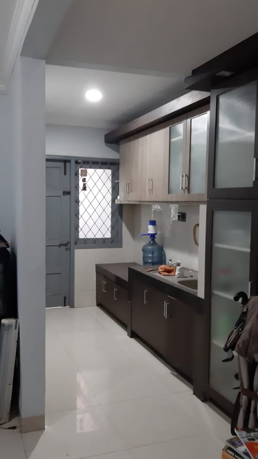 Rumah dengan Kondisi Baik dan Menarik di Cinere Raya