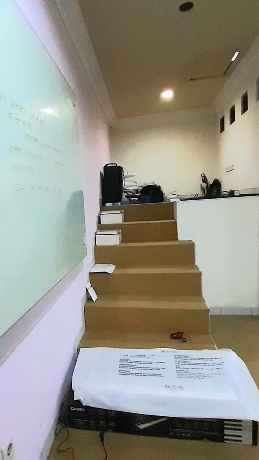 Rumah Komersial Pinggir Jalan Raya CINERE 2 Lantai luas tanah 32m Harga 75Jt/Thn nego sampai deal