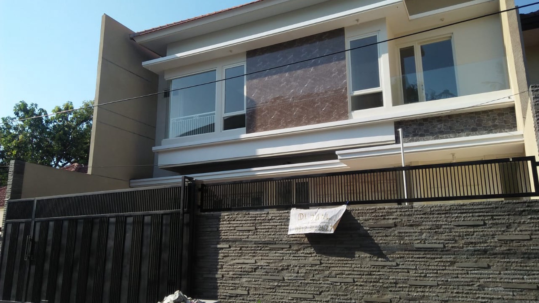 Rumah Modern SHM jalan Manyar Tirtomoyo