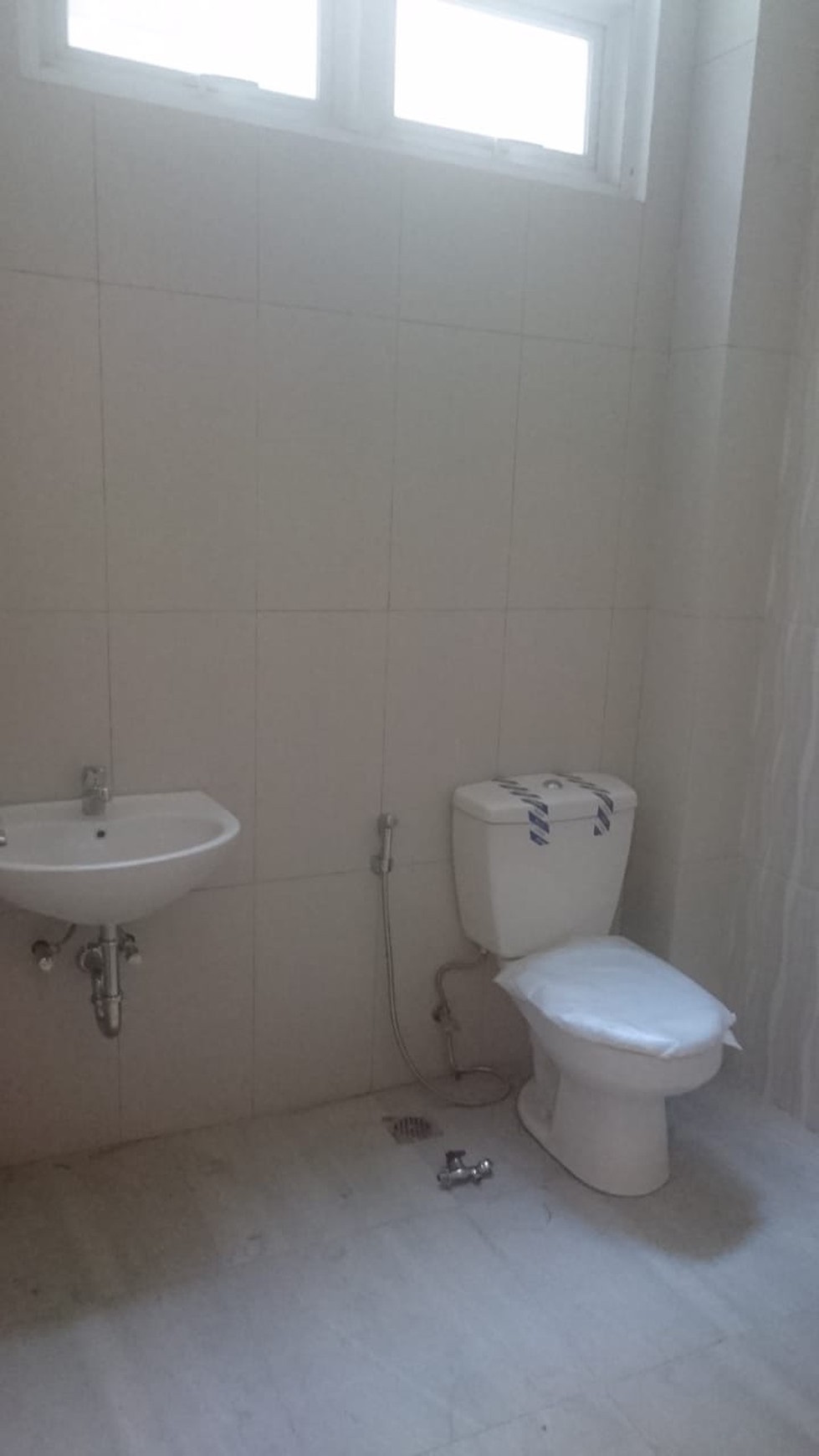 Rumah cantik baru renov mau disewakan daerah Alam Sutera bisa digunakan untuk buka usaha bisnis dan rumah tinggal.