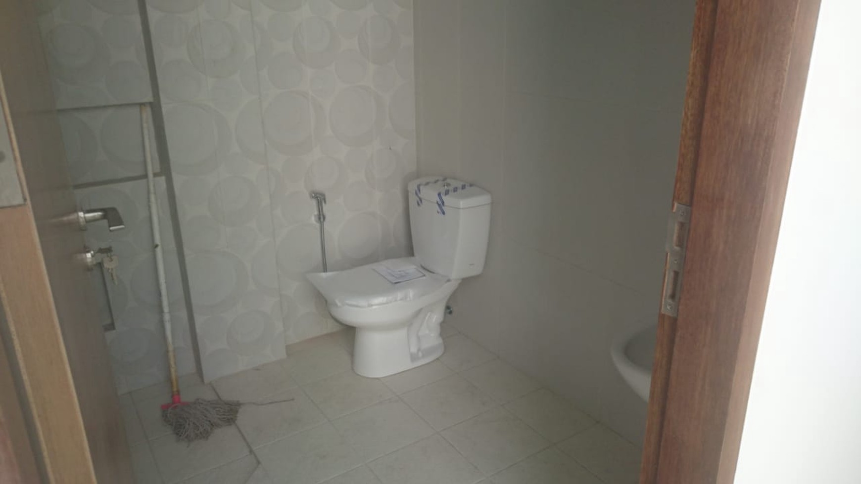 Rumah cantik baru renov mau disewakan daerah Alam Sutera bisa digunakan untuk buka usaha bisnis dan rumah tinggal.