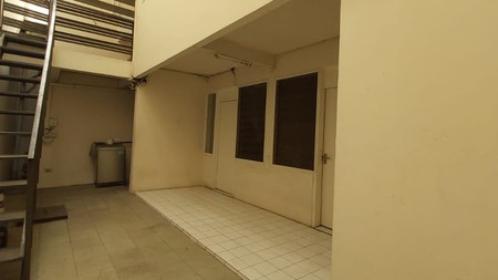 Disewakan rumah mewah dengan kolam renang di dekat Senayan City Mall, Kebayoran Baru