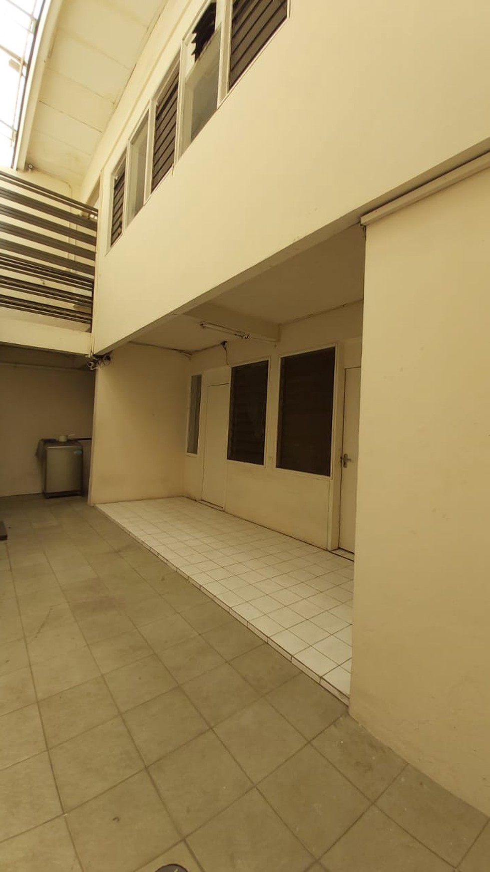 Disewakan rumah mewah dengan kolam renang di dekat Senayan City Mall, Kebayoran Baru