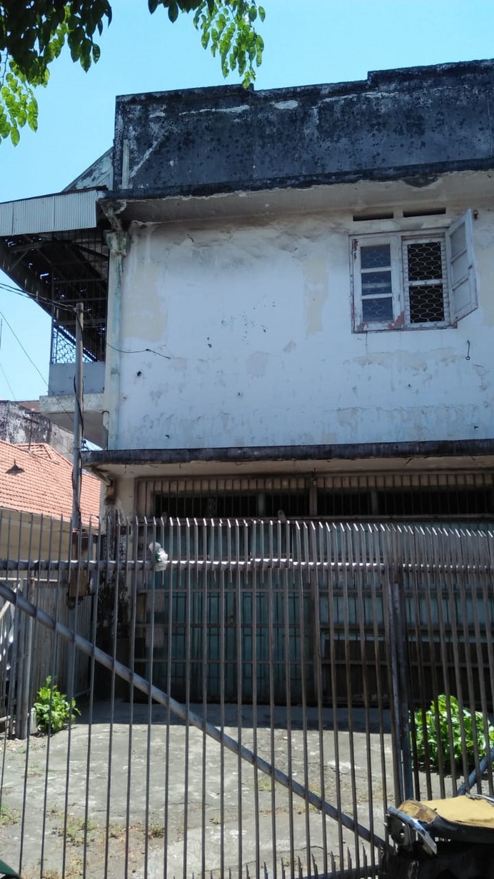 Rumah dengan parkir luas jalan sidodadi