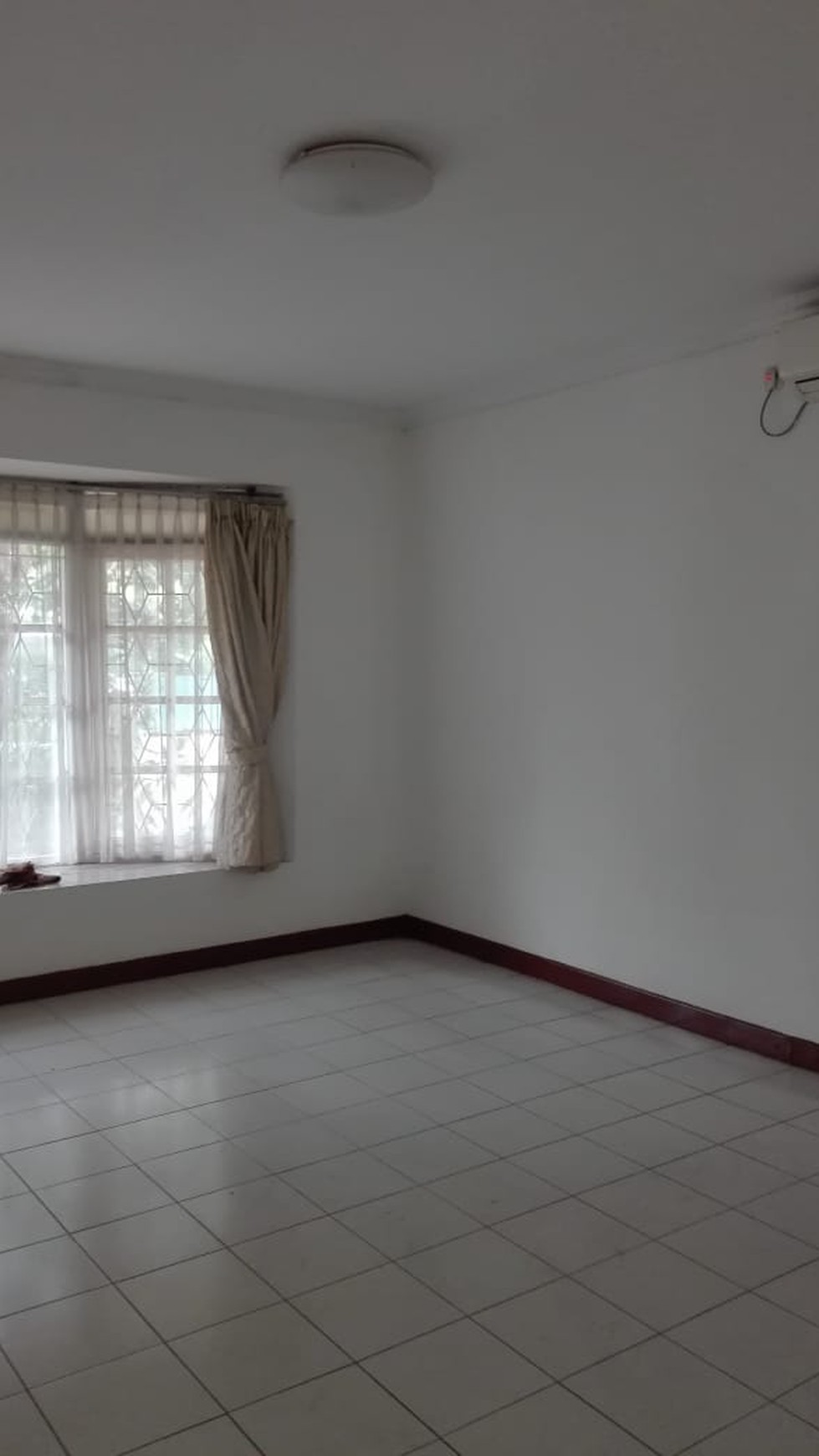 Rumah Siap Huni, Halaman Luas dan Hunian Nyaman @Cut Nyak Dien, Bintaro