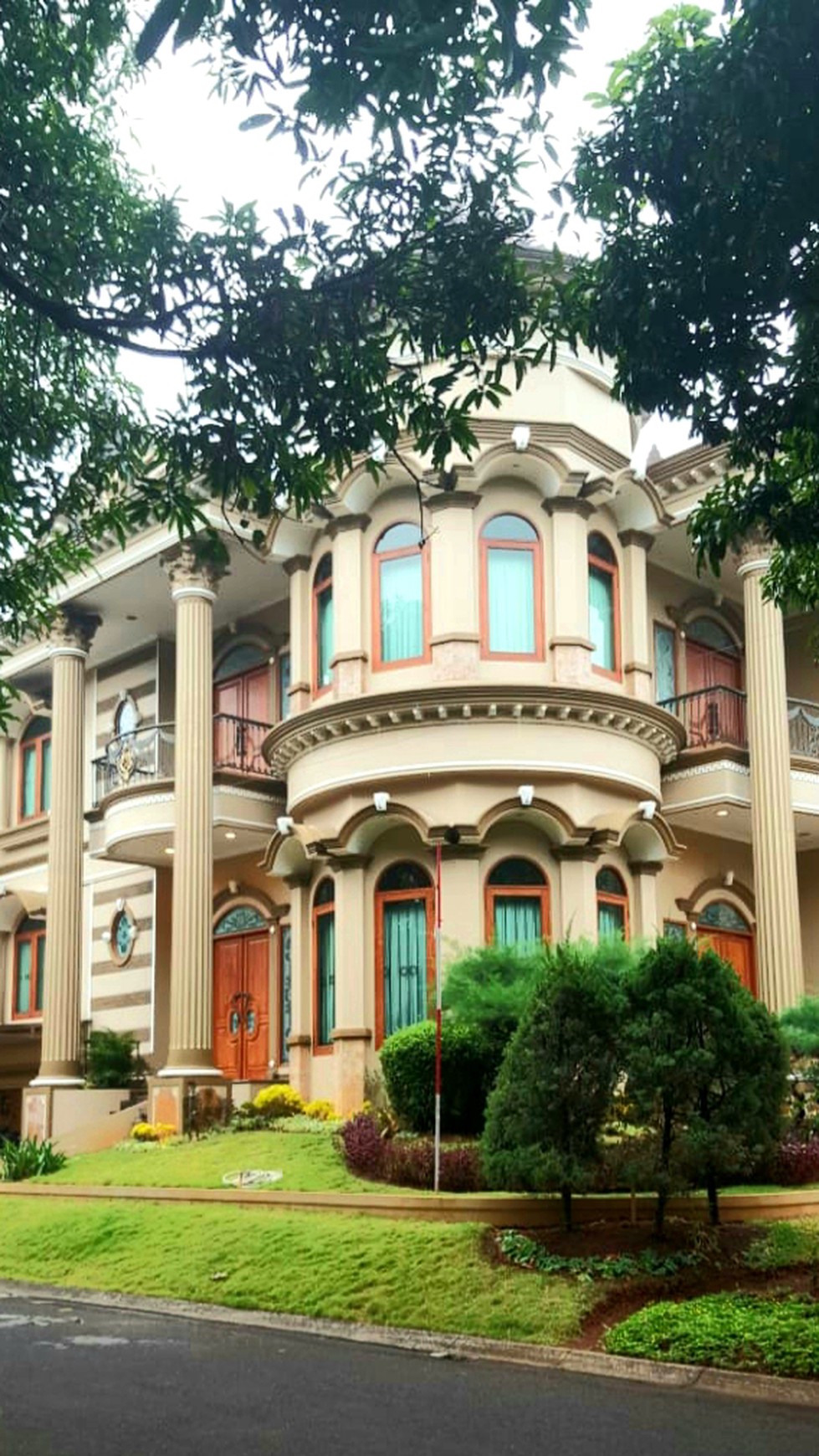 Rumah Mewah Desain Eropa Modern dan Klasik di Bintaro Luas 250m Harga 8,5M Nego.