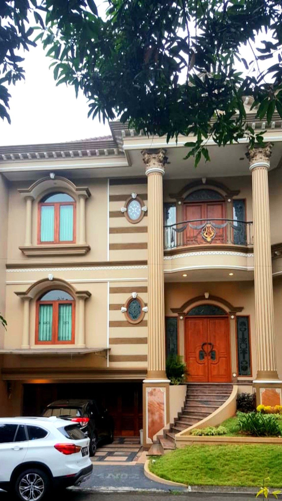 Rumah Mewah Desain Eropa Modern dan Klasik di Bintaro Luas 250m Harga 8,5M Nego.