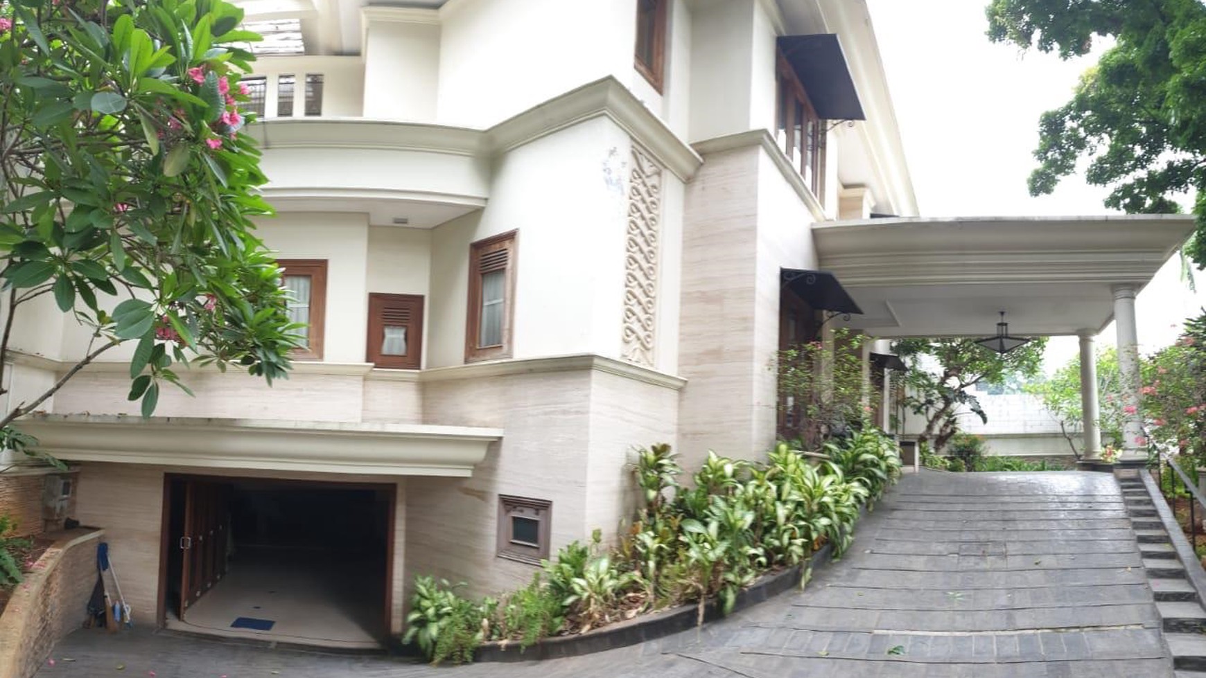 RUMAH DI PONDOK INDAH, JAKARTA SELATAN, PRIVATE POOL, DEKAT SEKOLAH JIS DAN AKSES TOL JORR