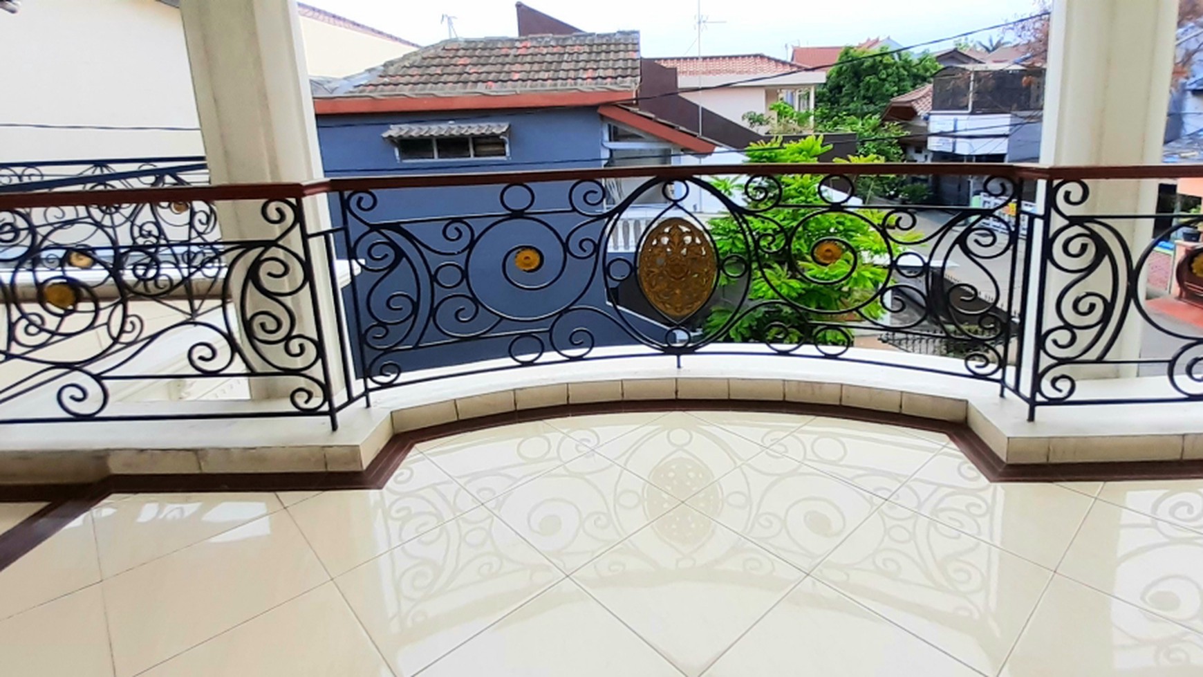 Rumah Hook Desain Klasik Modern di Bekasi Timur Luas 195m Harga 2.9M Nego