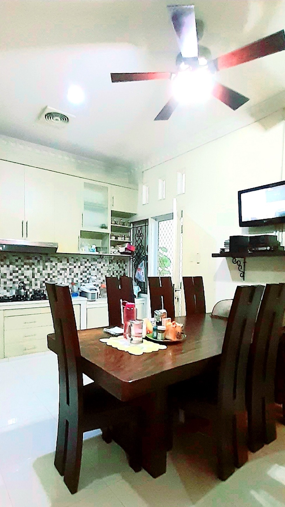Rumah Hook Desain Klasik Modern di Bekasi Timur Luas 195m Harga 2.9M Nego