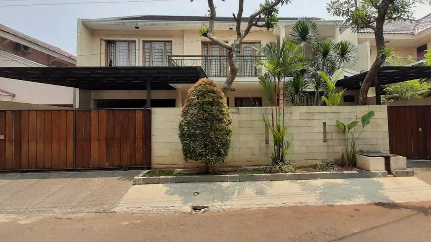 RUMAH LUAS BAGUS HANYA 1KM DARI PINTU TOLL DI AREA ELITE MENTENG BINTARO