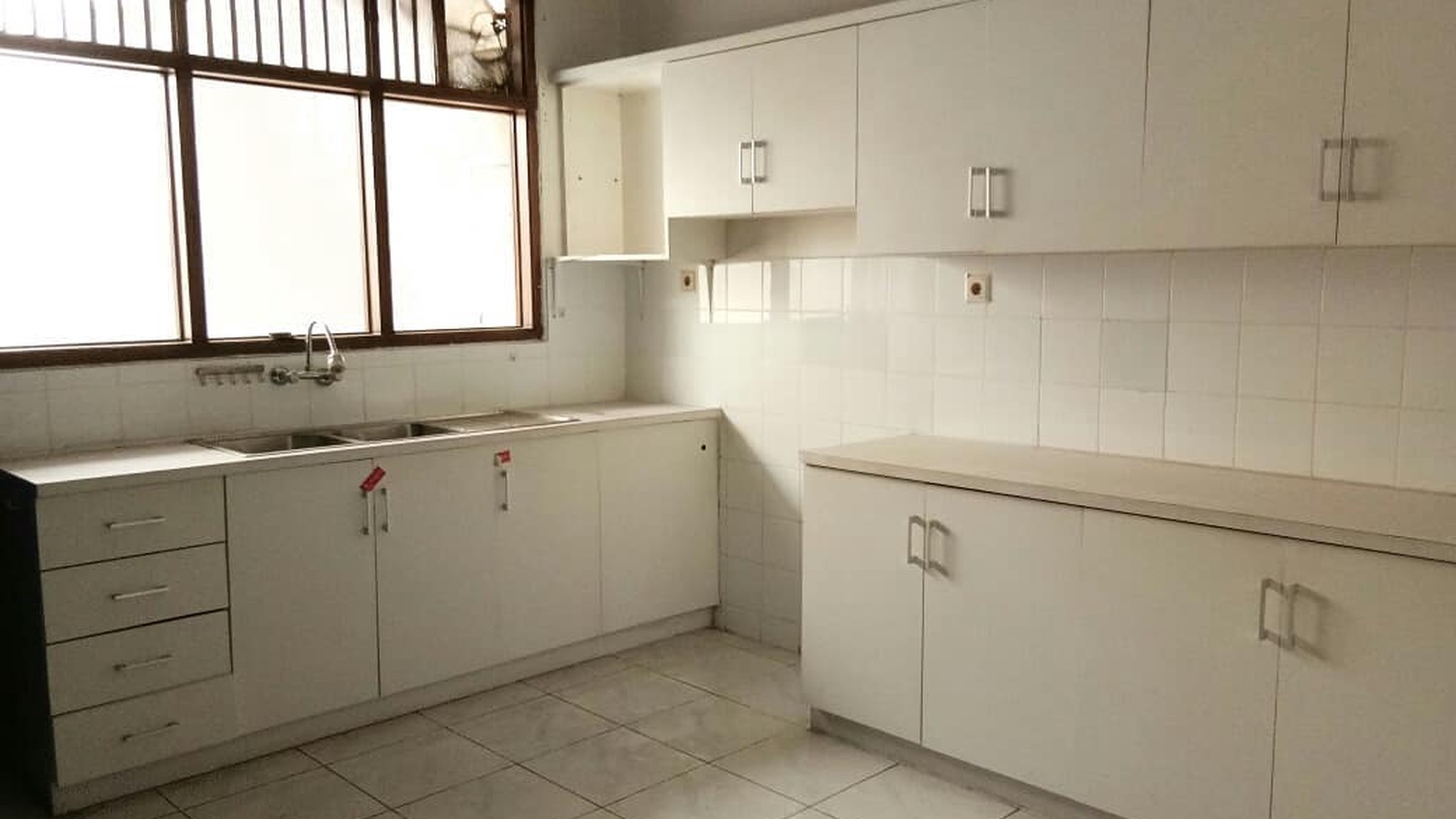 Rumah 1 lantai ada kolam renang di Kemang Jakarta Selatan