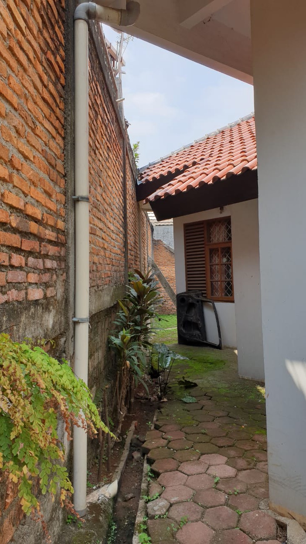 Rumah Halaman Besar ,siap huni di Pondok Karya