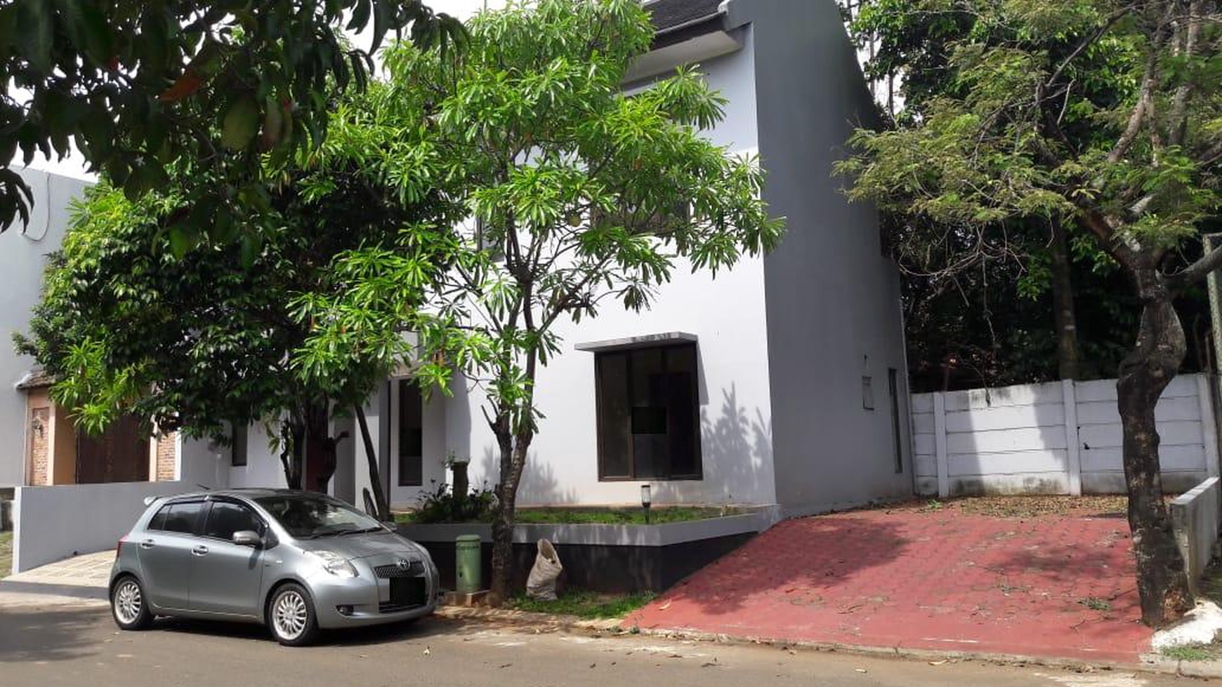 Rumah Cantik,siap huni ,sebelah lapangan tenis di Bintaro 9