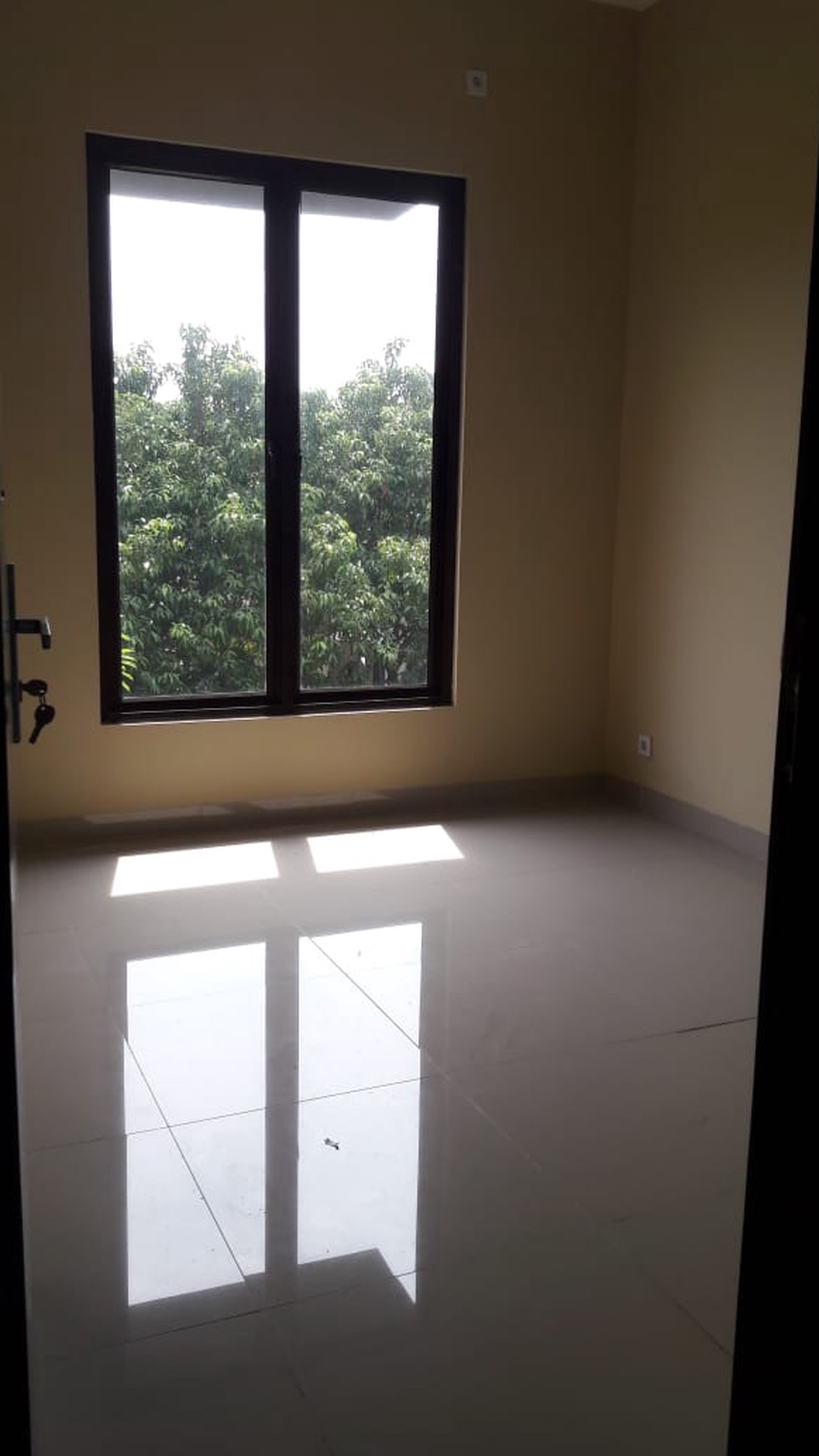 Rumah Cantik,siap huni ,sebelah lapangan tenis di Bintaro 9