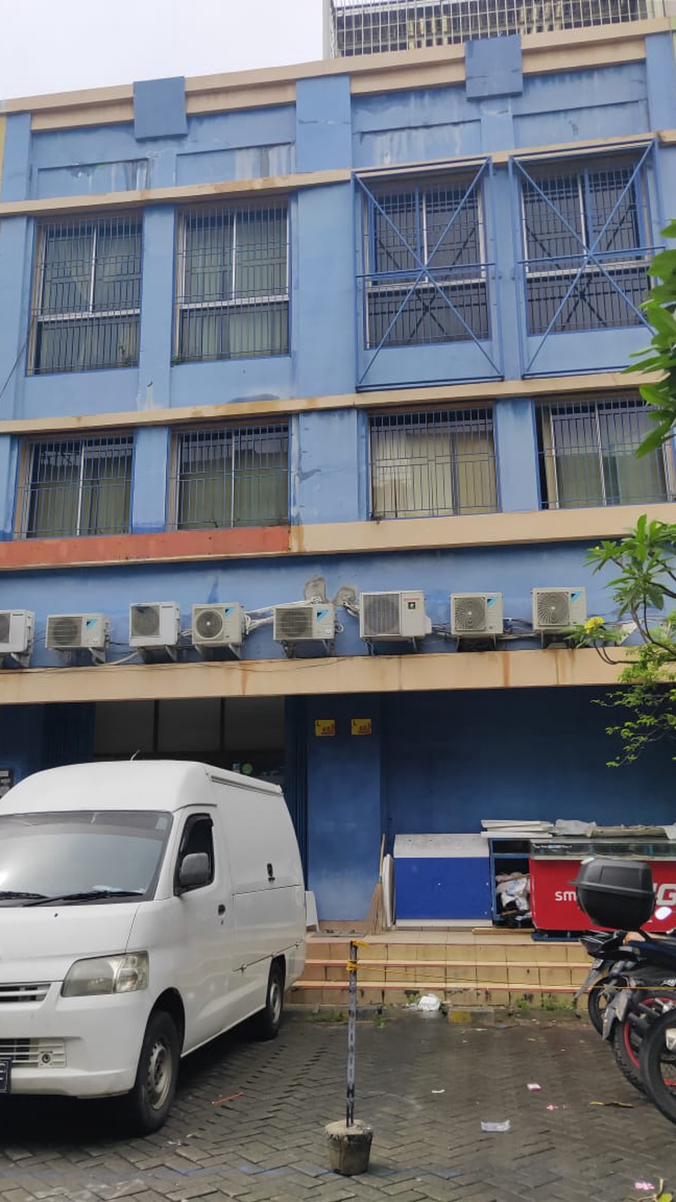 Ruko Gandeng 3 Lantai , Lokasi Ok di Mega Grosir Cempaka Mas Jakarta Pusat