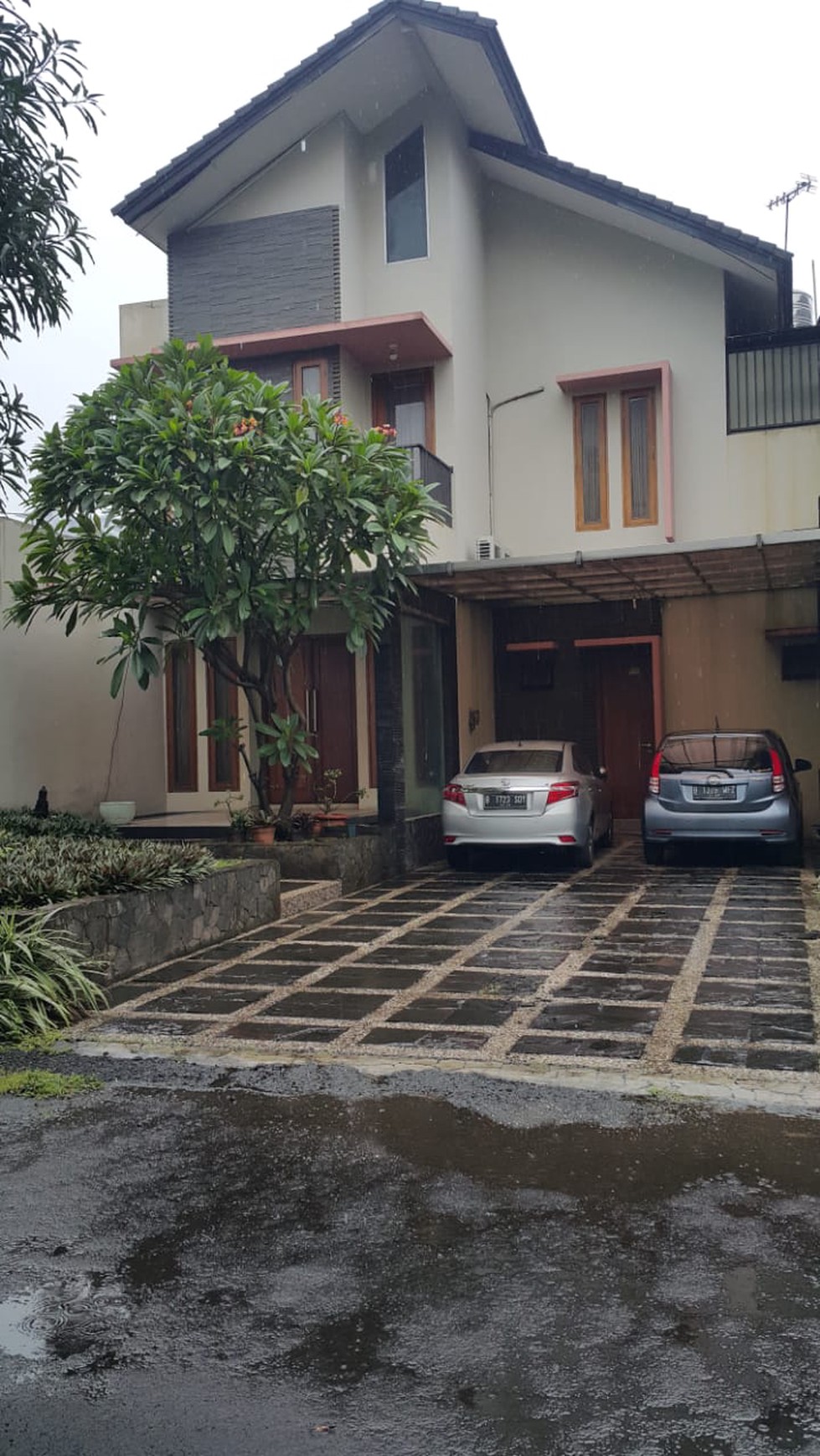Hotsale! Rumah Cantik dengan Pool di Cluster Antasari Residence