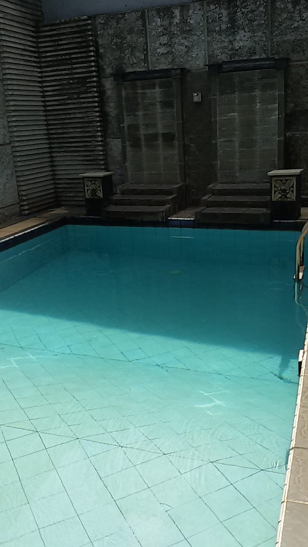 Hotsale! Rumah Cantik dengan Pool di Cluster Antasari Residence