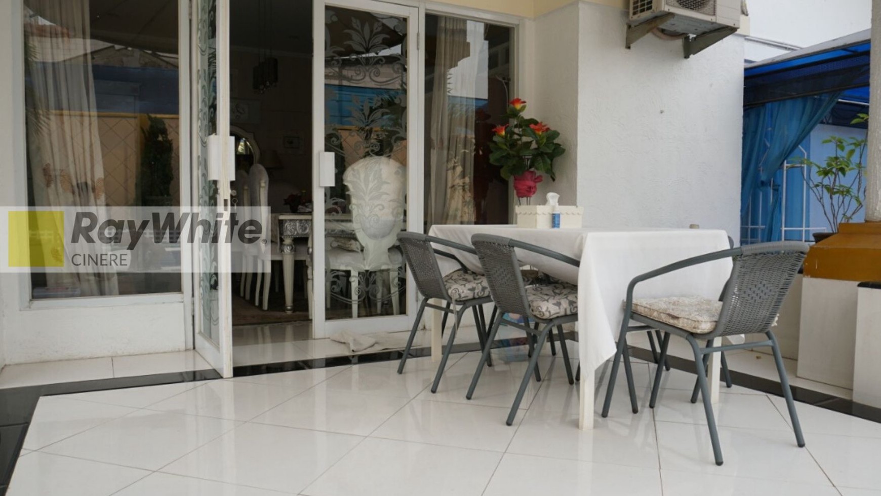 Rumah Mewah dengan Kolam Renang Bagus di Lebak Bulus