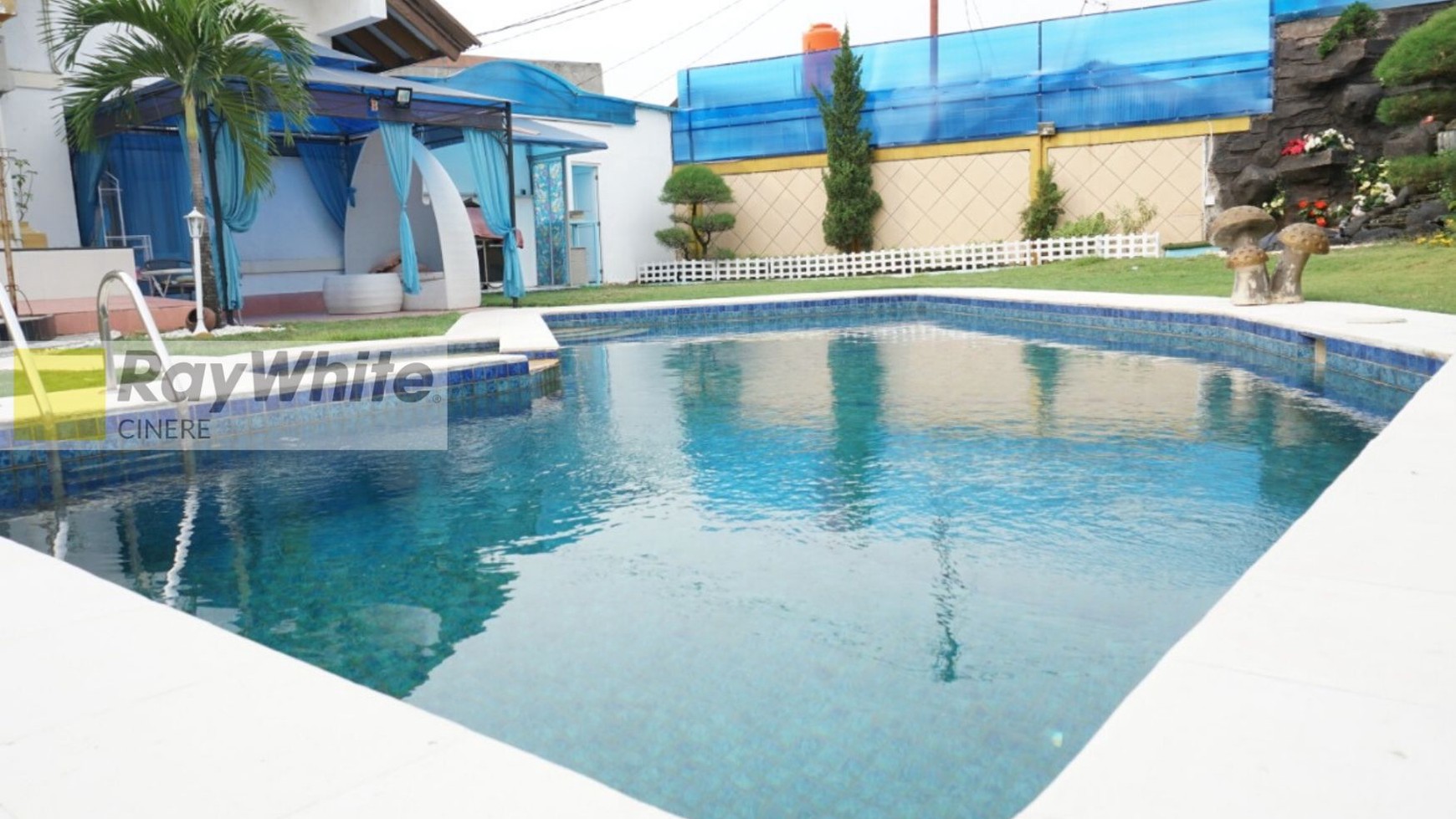 Rumah Mewah dengan Kolam Renang Bagus di Lebak Bulus