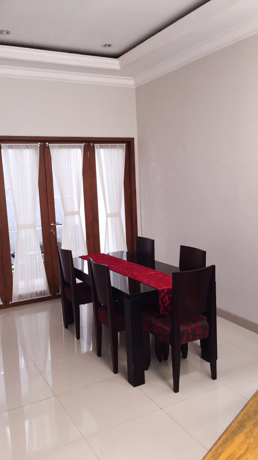 Rumah Murah dan Hotsale dengan taman dan kolam ikan di Bintaro Sektor 6