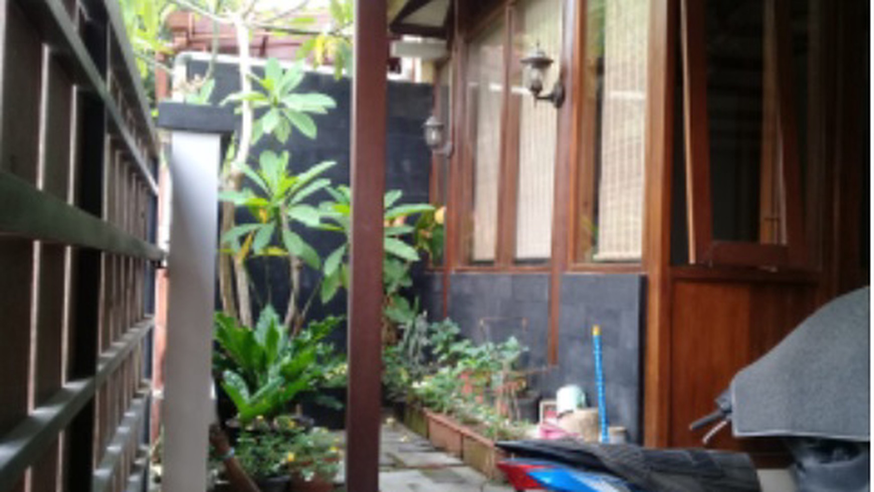RUMAH CANTIK DENGAN NUANSA RUMAH TROPIS, DI PERUM CANDI INDAH, SLEMAN