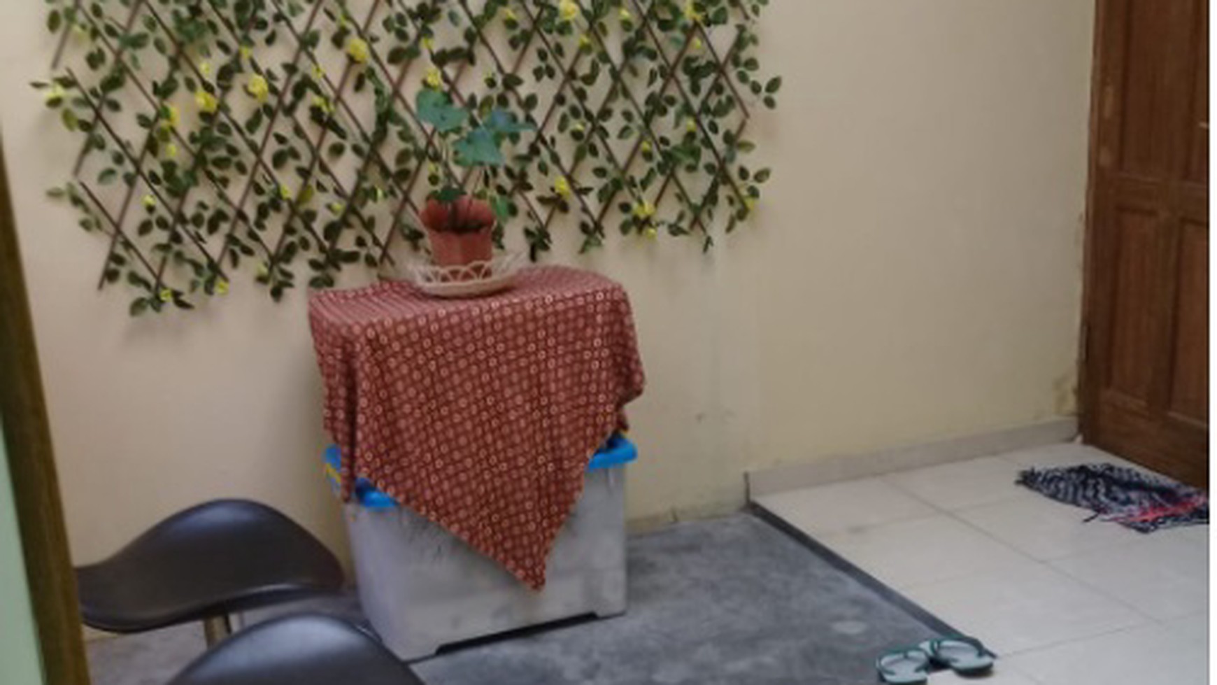 RUMAH CANTIK DENGAN NUANSA RUMAH TROPIS, DI PERUM CANDI INDAH, SLEMAN