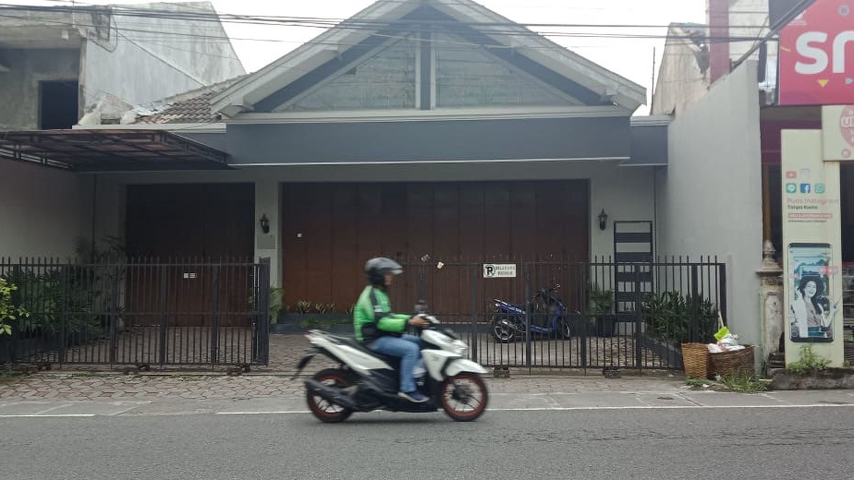 RUMAH CANTIK DI JL PALAGAN DEKAT HYATT REGENCY, DAN INDOLOXE HOTEL