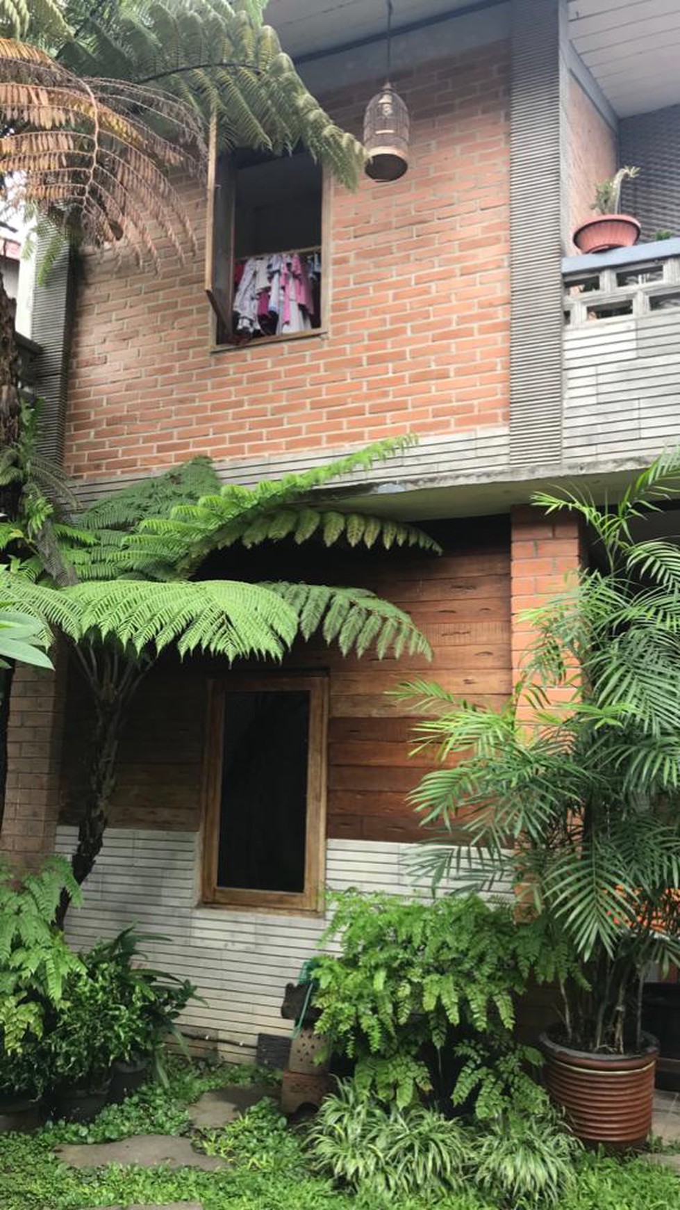 RUMAH CANTIK DI JL PALAGAN DEKAT HYATT REGENCY, DAN INDOLOXE HOTEL