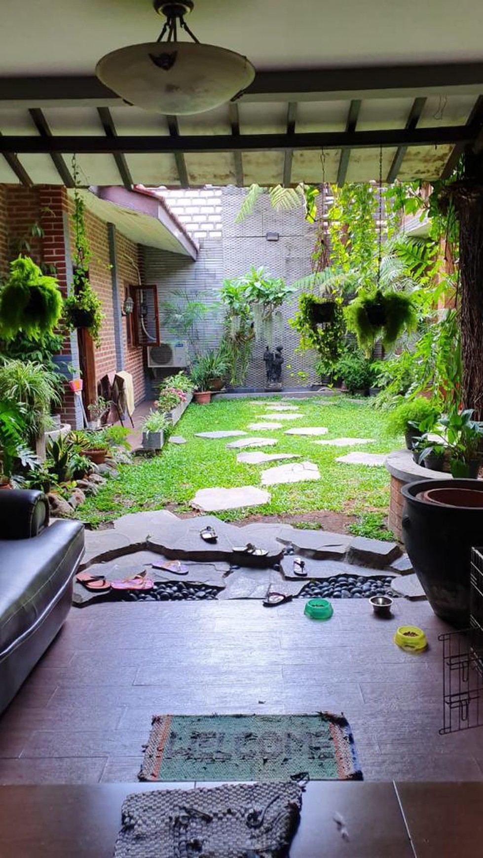 RUMAH CANTIK DI JL PALAGAN DEKAT HYATT REGENCY, DAN INDOLOXE HOTEL