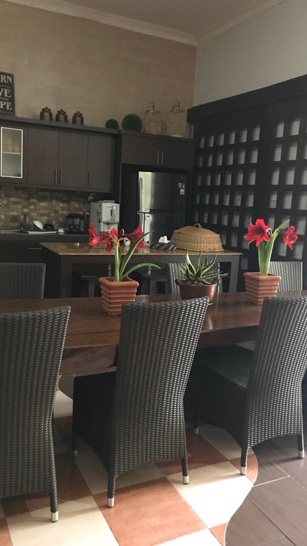 RUMAH CANTIK DI JL PALAGAN DEKAT HYATT REGENCY, DAN INDOLOXE HOTEL